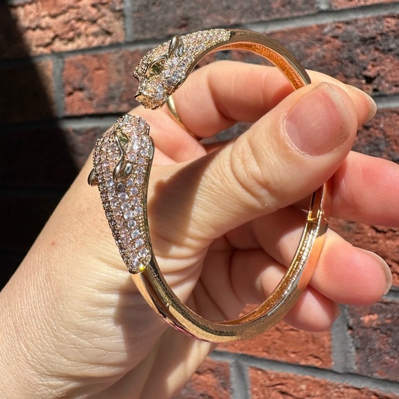 Panthere Crystal Head Encrusted Bangle Bracelet - Picture 13 of 17